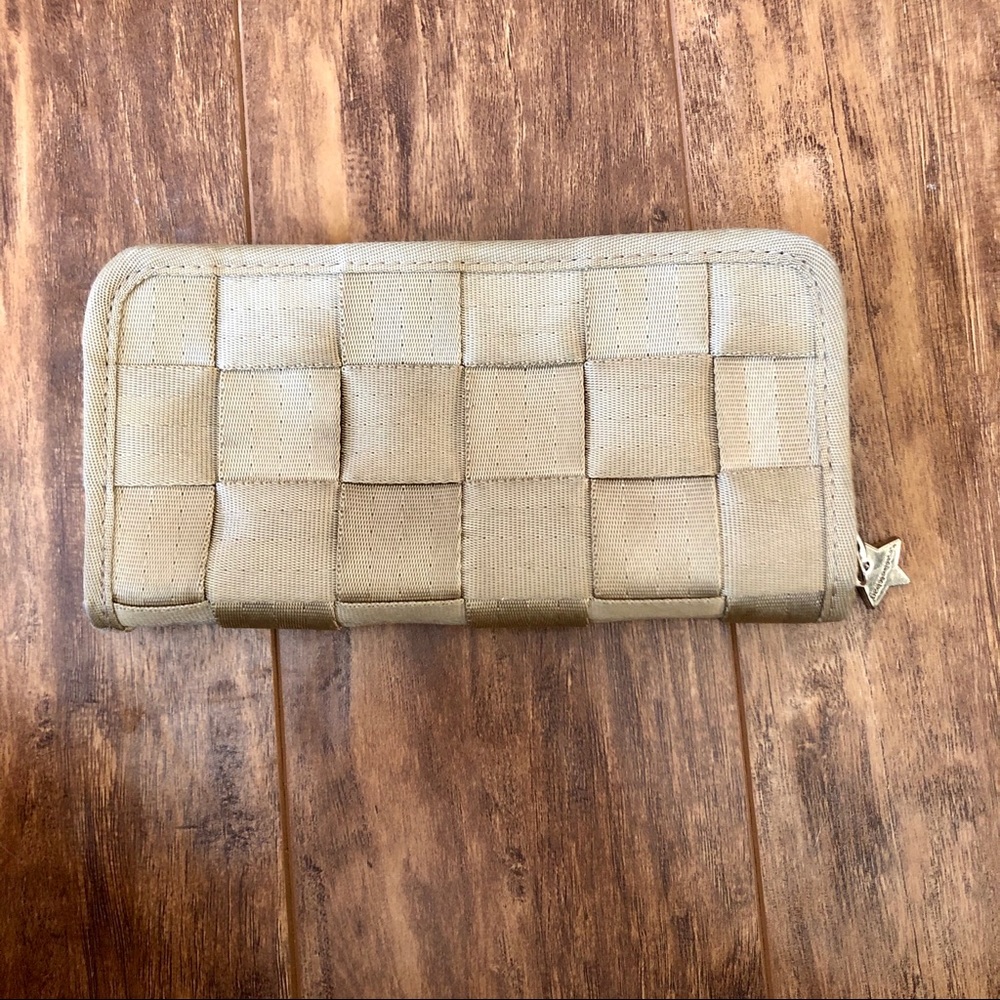 Harvey’s seatbelt wallet